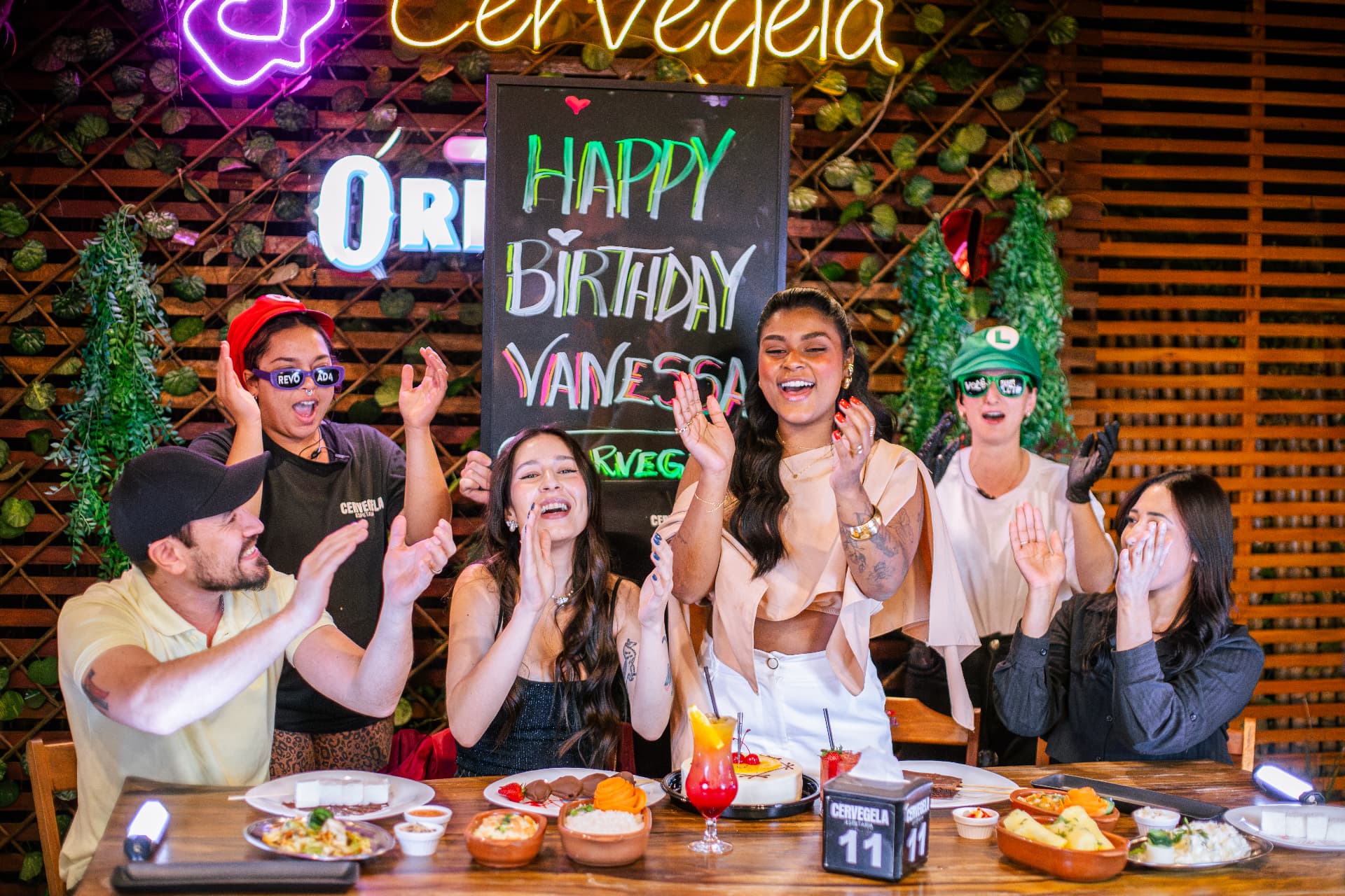 Comemoração de aniversário na Cervegela com o mural Happy Birthday